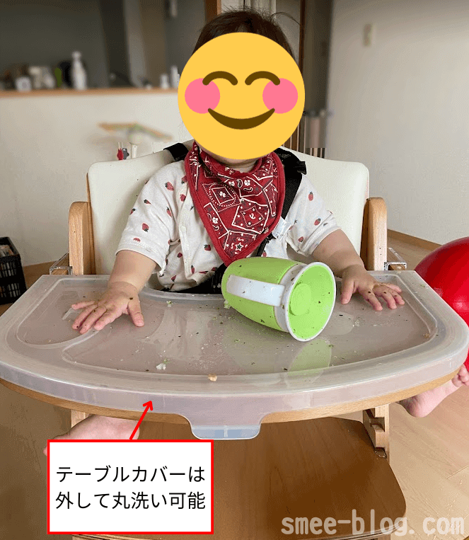 机が離乳食で汚れている写真、テーブルカバーは外して丸洗い可能