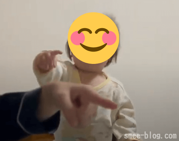 赤ちゃんがこちらを指さしている写真