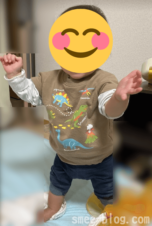 赤ちゃんが何にもつかまらずに立っている写真
