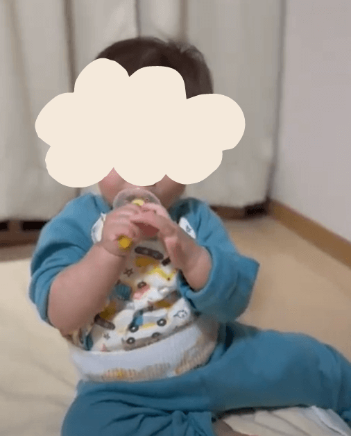 赤ちゃんが自分で歯磨きしている写真