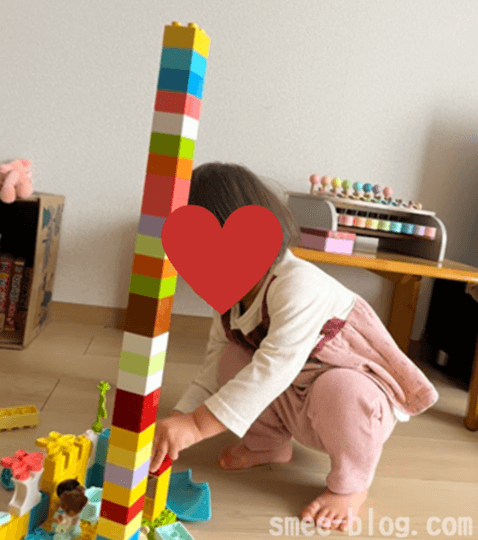 2歳児がレゴで遊んでいる